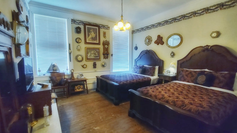 Wraith Chasers-Room 18 -The Clock Room Double Queen Beds