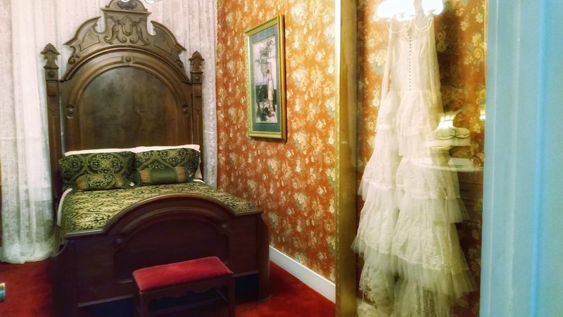 Wraith Chasers-Room 19 - Haunted Bride Single Full bed